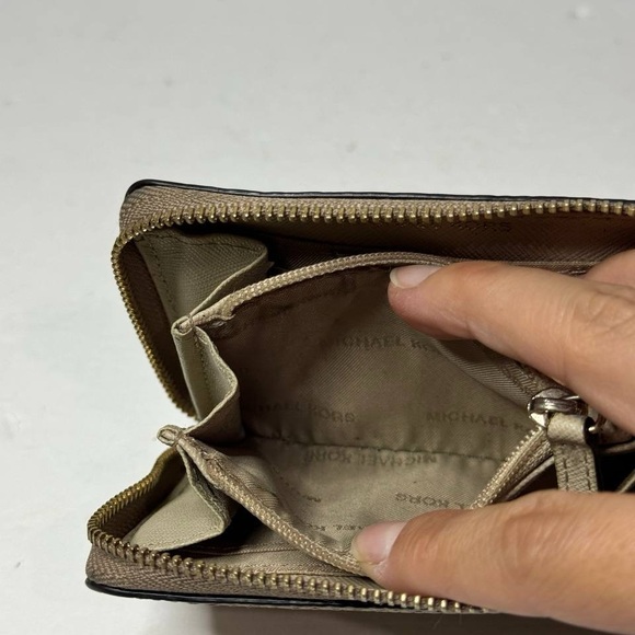 MICHAEL KORS Small Pebbled Leather Wallet - Picture 10 of 13